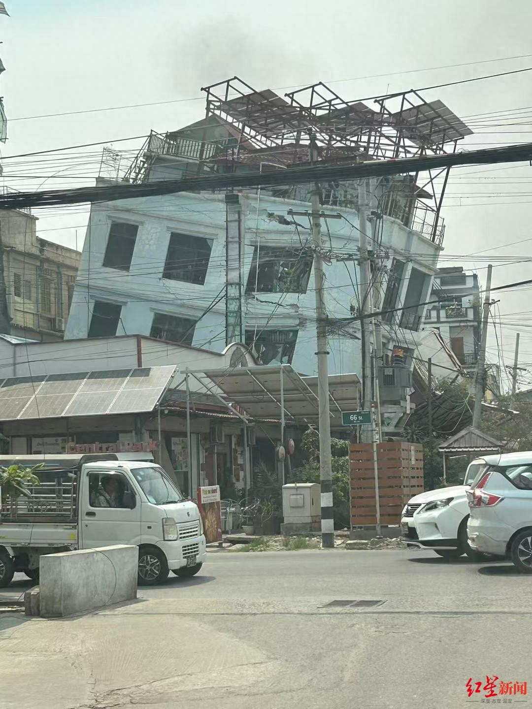 7.9级地震后曼德勒首夜：中文老师带着孩子在家门口打地铺，青旅里当地人和游客围着蜡烛弹琴
