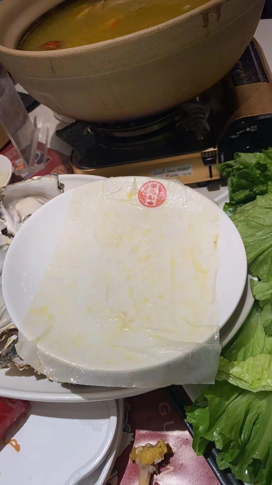 反转来了！在知名餐厅吃出整张纸巾后，消费者返还赔偿金1390元