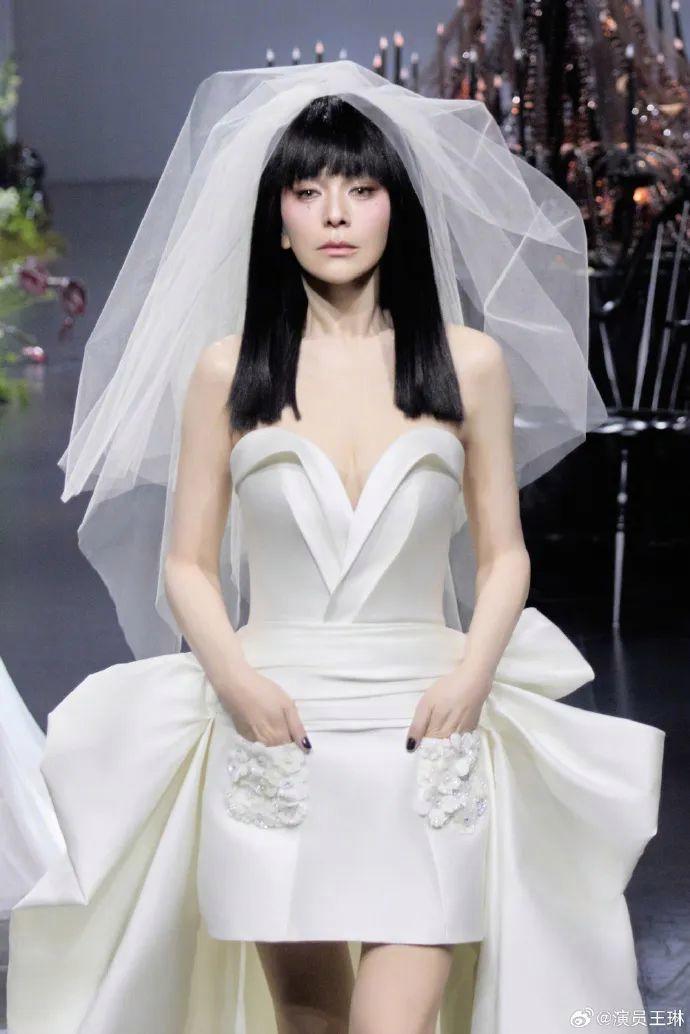 54岁女演员“雪姨”王琳穿短裙婚纱走秀，气场全开！本人曾称“不想那么快变老，一直在运动”