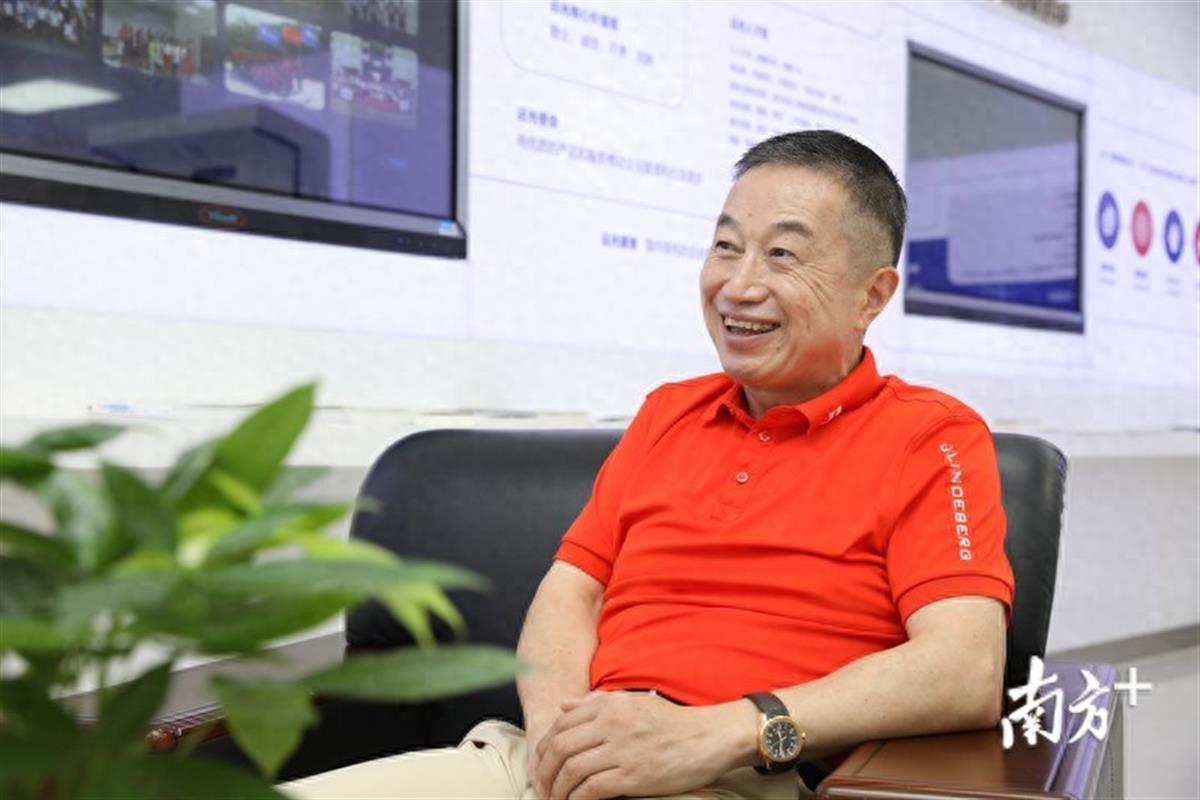 A马拉松上一对男女动作亲密1.png