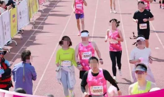 马拉松“野鸳鸯”事件拍摄者称自嘲视频遭恶意解读，律师：或涉嫌侵犯肖像权