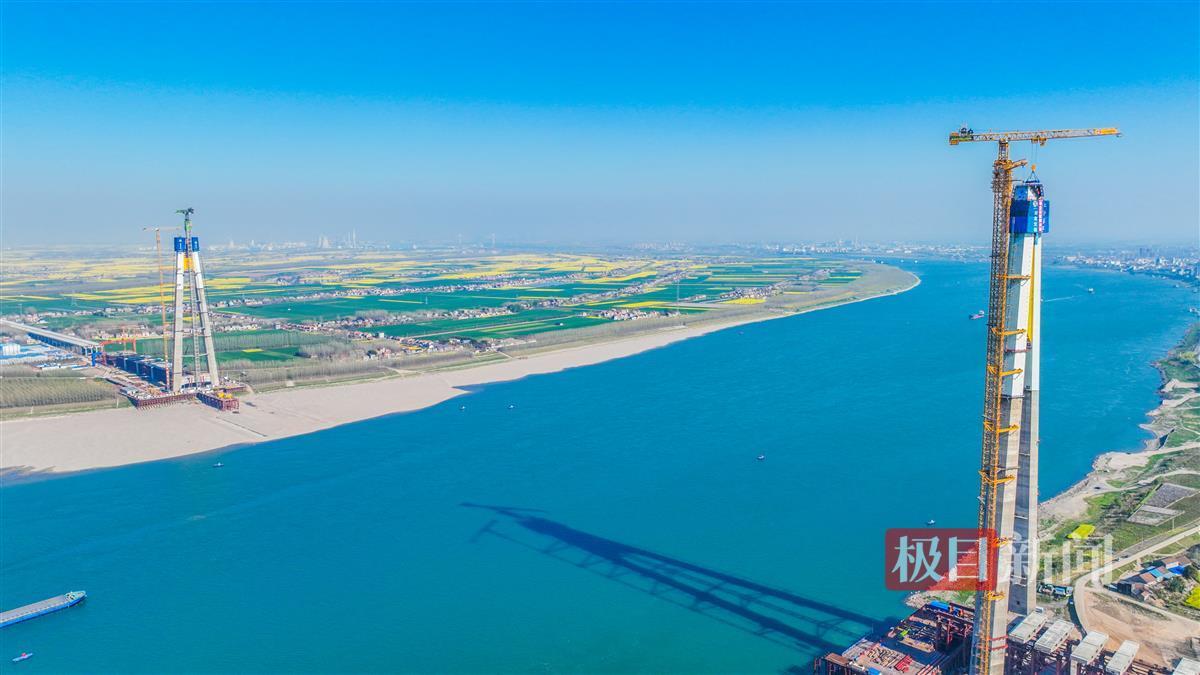 湖北荆州观音寺长江大桥（左侧为北岸主塔，右侧为南岸主塔）。（极目新闻通讯员 吴淘淘 摄）.jpg