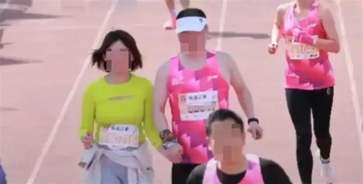 A马拉松上一对男女动作亲密4.png