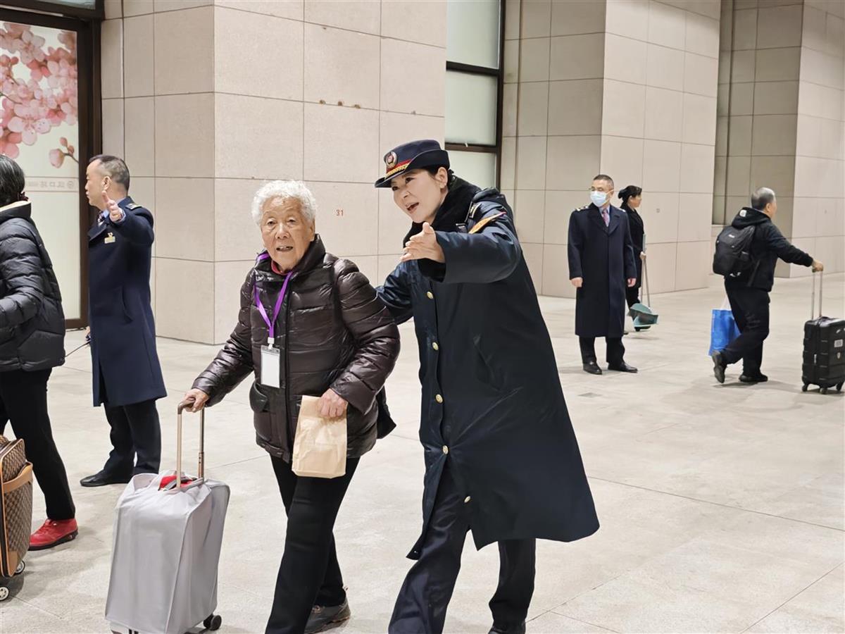 湖北今年首趟银发旅游专列启程，列车上有这些不同
