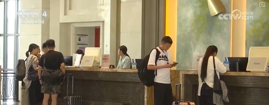 “五一”假期临近旅游市场升温火爆，各地景区进入“旺季模式”