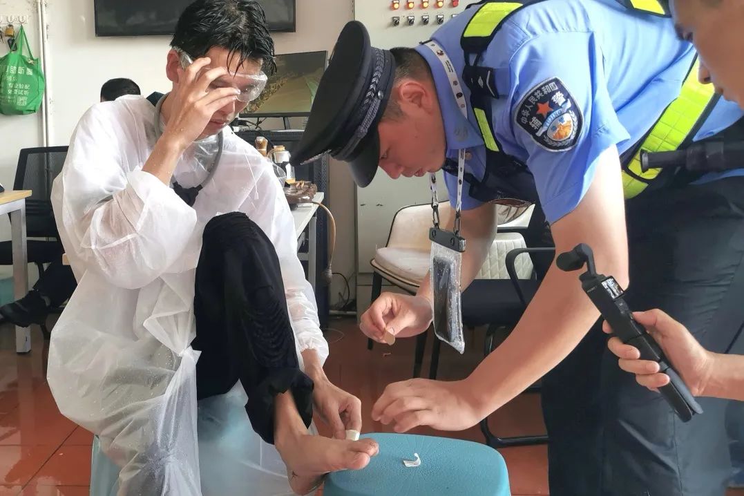 2小时“捡”了12个娃!“警察叔叔，我都走丢两次了”