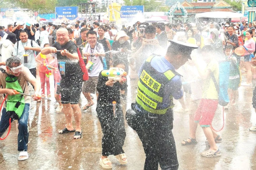 2小时“捡”了12个娃!“警察叔叔，我都走丢两次了”