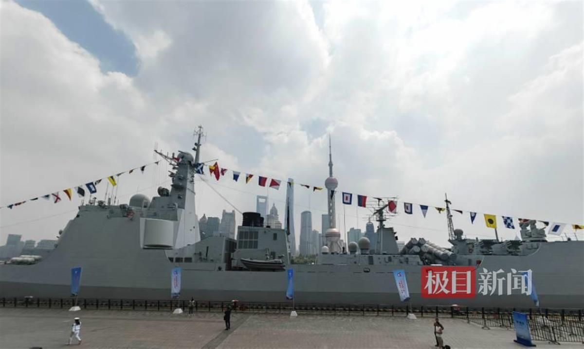 东方明珠和军舰同框亮相海军节，参观者：近距离观察十分震撼，出票即秒空