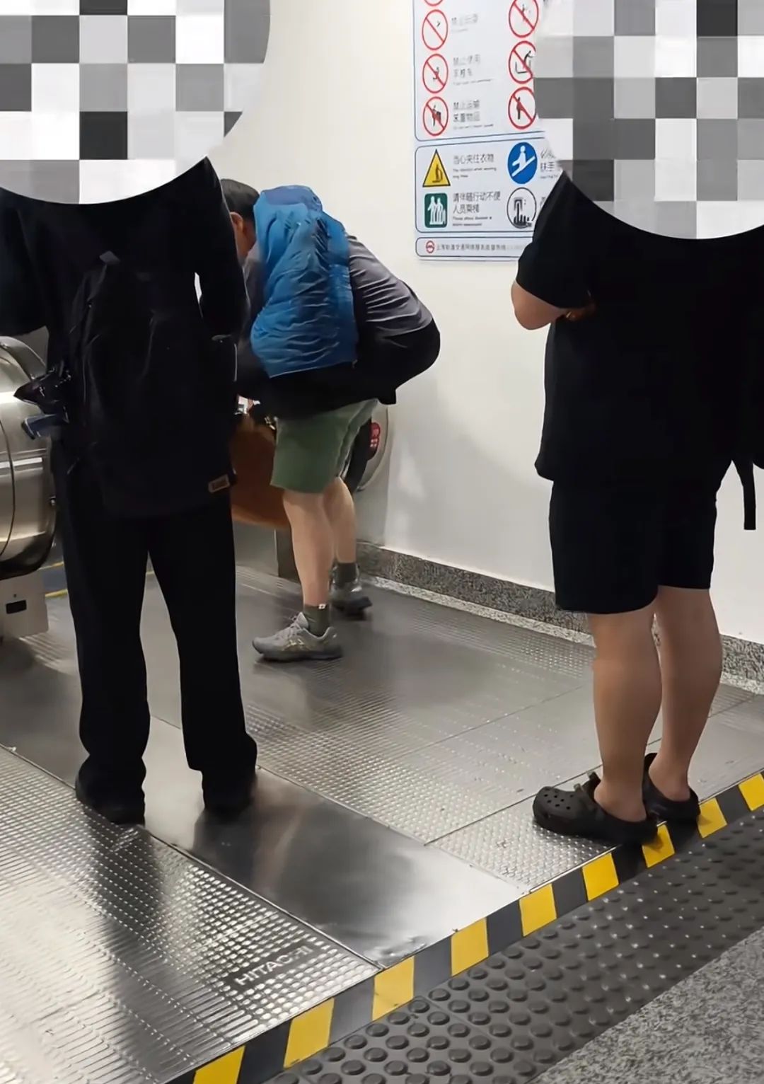 上海地铁站内大哥背失去双腿的残疾人上电梯获网友点赞，拍摄者：看到这幕很感动很震撼