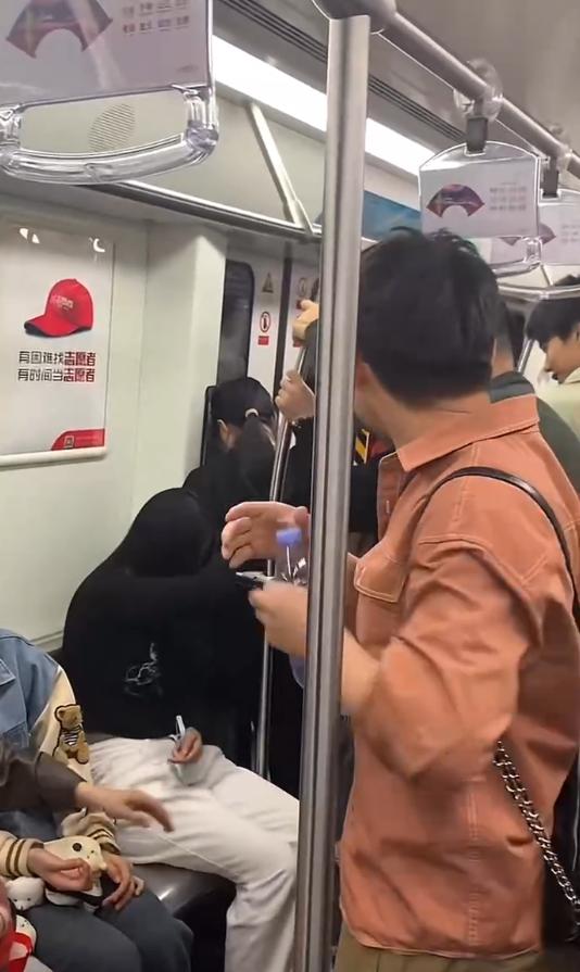 武汉社牛小伙长沙地铁上喊话为崴脚女友“求”座：让座好心大哥记得来武汉找我，包吃住