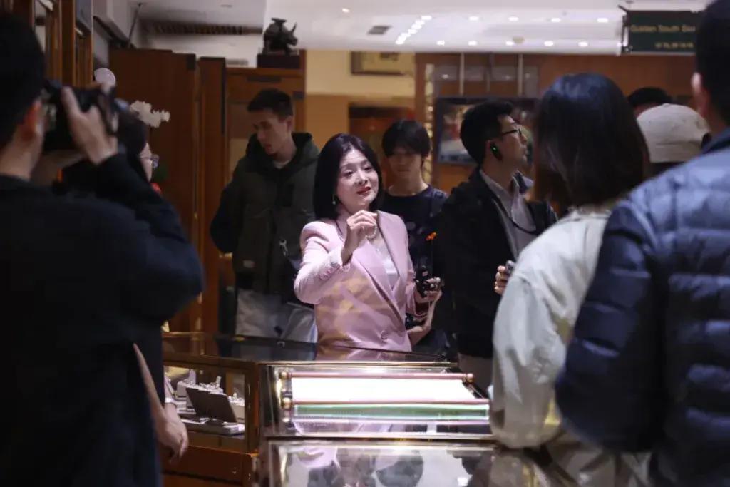 “珍珠女王”白如芳逝世，现场制作珍珠项链曾让撒切尔夫人赞不绝口