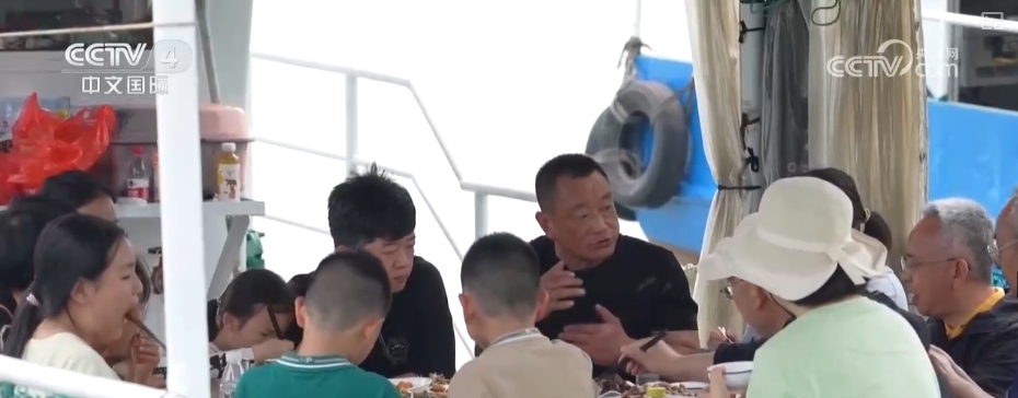 “五一”假期临近旅游市场升温火爆，各地景区进入“旺季模式”