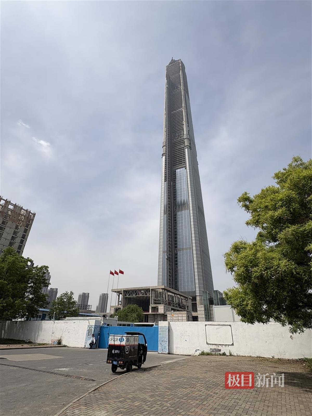 天津117大厦重启施工：工地外围布满铁丝网，工人称已复工约一个月