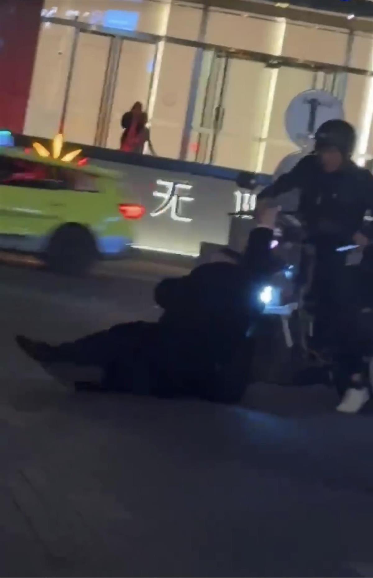 保安驱赶外卖员时突然歪倒，目击者质疑假摔，物业：没有讹钱，保安衣服有破损