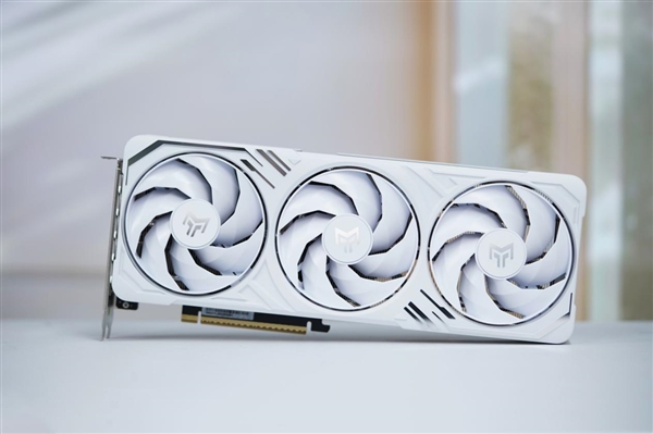 影驰RTX 5060 Ti金属大师白金版16GB MAX OC图赏