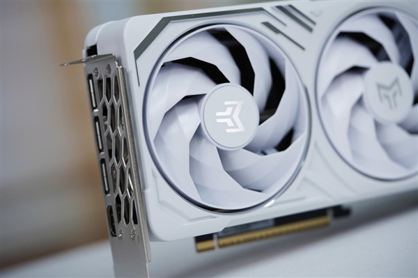 影驰RTX 5060 Ti金属大师白金版16GB MAX OC图赏