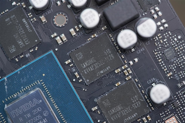 影驰RTX 5060 Ti金属大师白金版16GB MAX OC图赏