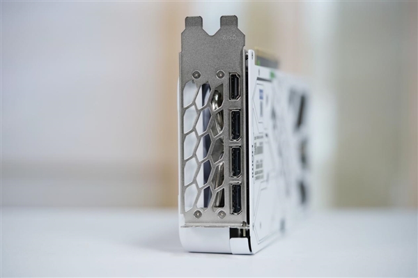 影驰RTX 5060 Ti金属大师白金版16GB MAX OC图赏