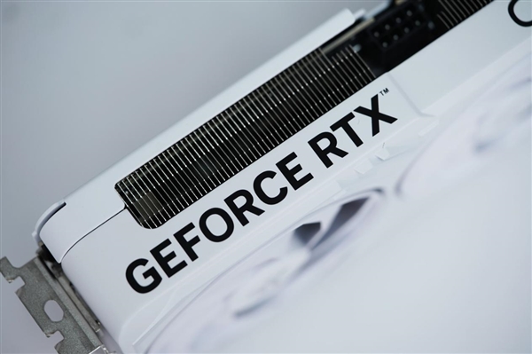 影驰RTX 5060 Ti金属大师白金版16GB MAX OC图赏