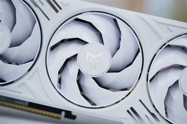 影驰RTX 5060 Ti金属大师白金版16GB MAX OC图赏