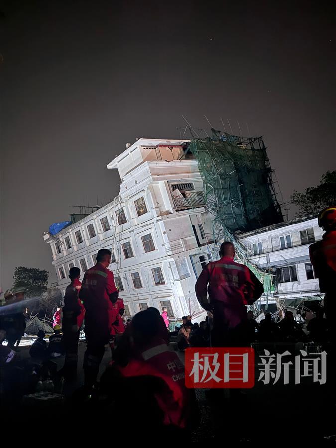 特写｜从暗夜到朝阳升起，缅甸的废墟里，中国救援队伍寻找生命的回声