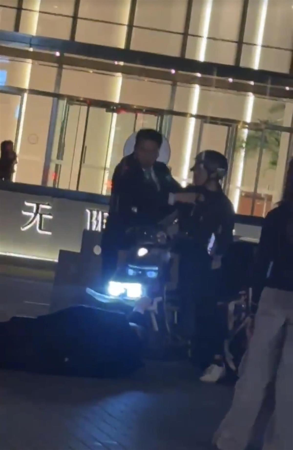 保安驱赶外卖员时突然歪倒，目击者质疑假摔，物业：没有讹钱，保安衣服有破损
