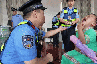 2小时“捡”了12个娃!“警察叔叔，我都走丢两次了”