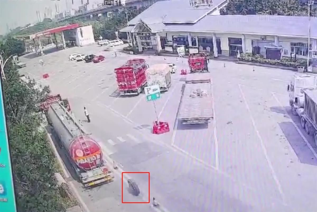 视频疯传！轮胎高速路上狂奔后滚进服务区撞人，官方：致1人身亡