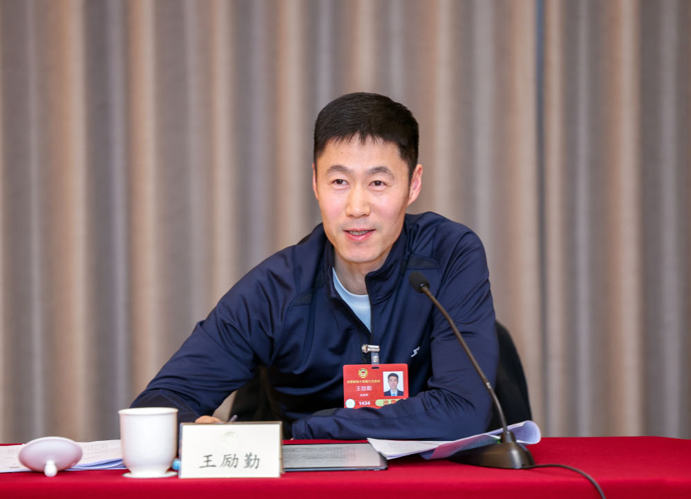 中国乒协领导班子调整：刘国梁主动让贤，王励勤当选主席，马龙任副主席