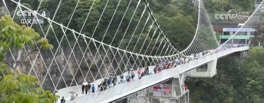 “五一”假期临近旅游市场升温火爆，各地景区进入“旺季模式”