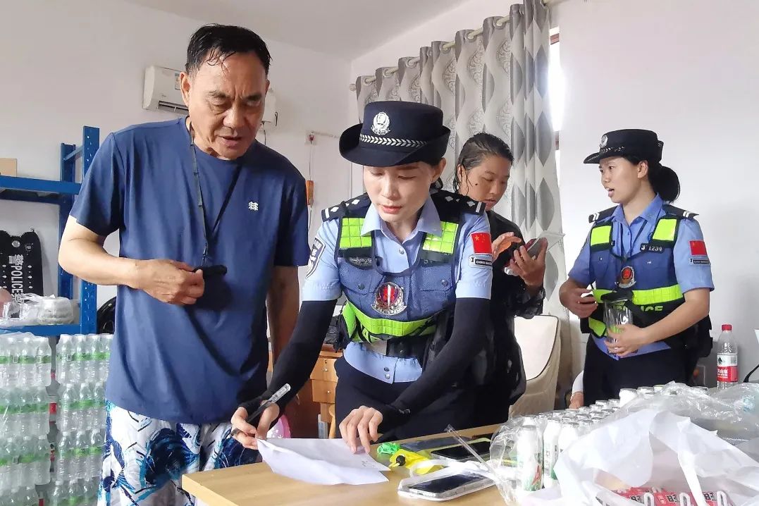 2小时“捡”了12个娃!“警察叔叔，我都走丢两次了”