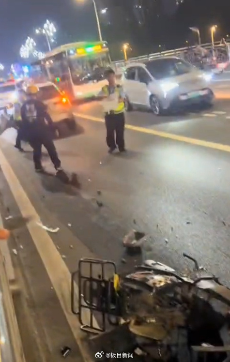 宜宾警方回应轿车撞倒骑手致1人受伤，司机撞人被控制后用衣服将头蒙住