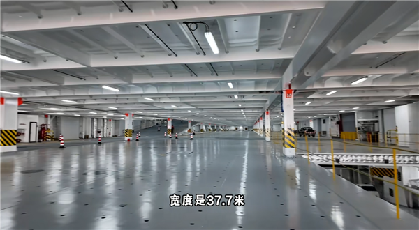 全球最大！比亚迪“深圳号”内部一览 比地下停车场还宽敞