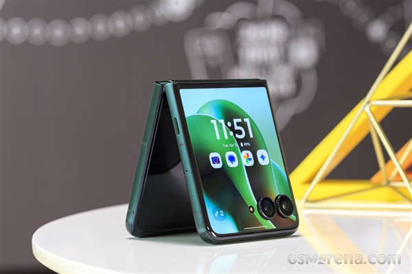全球首款骁龙8至尊版小折叠！联想moto razr 60 Ultra发布