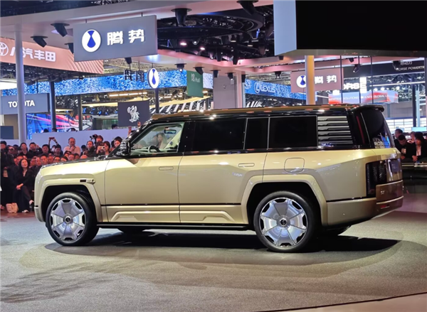 全尺寸行政豪华SUV！比亚迪仰望U8L全球首发：车长超越揽胜库里南