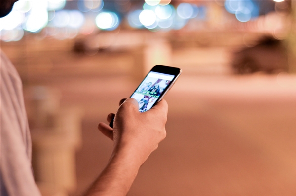 谁还买iPhone！消息称国产旗舰手机将步入8000mAh时代：续航起飞
