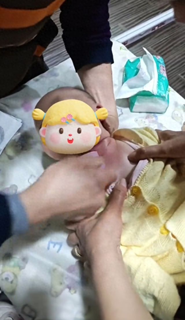 成都一推拿馆给6个月婴儿刮痧引争议！是否涉嫌非法行医？