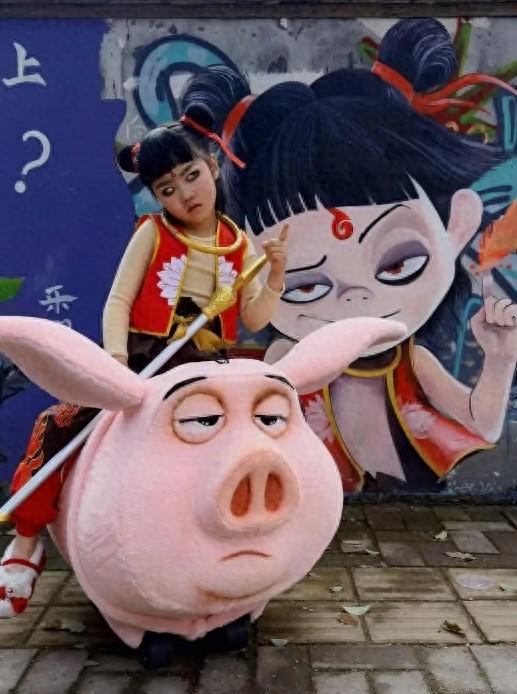 62岁奶奶1比1还原“太乙真猪” 从管理员到“网红”裁缝