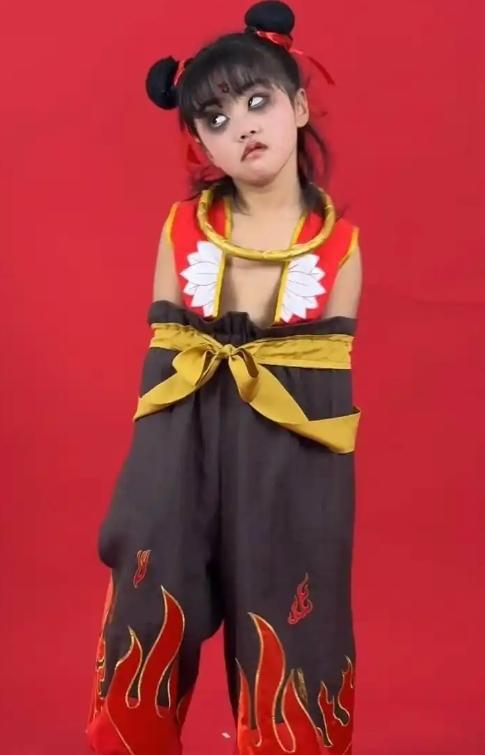 62岁奶奶1比1还原“太乙真猪” 从管理员到“网红”裁缝