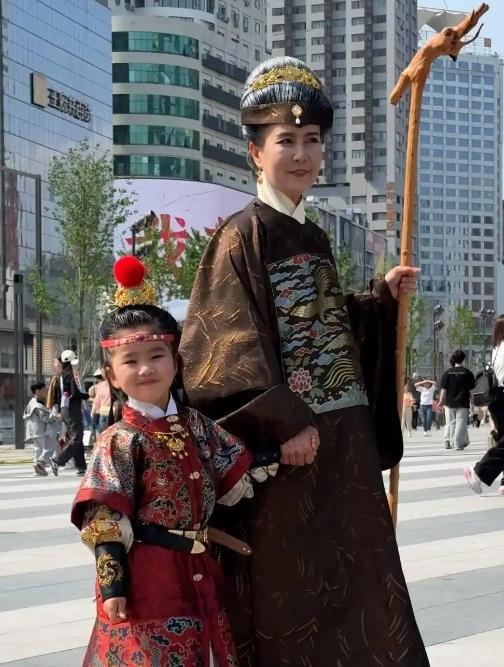 62岁奶奶1比1还原“太乙真猪” 从管理员到“网红”裁缝
