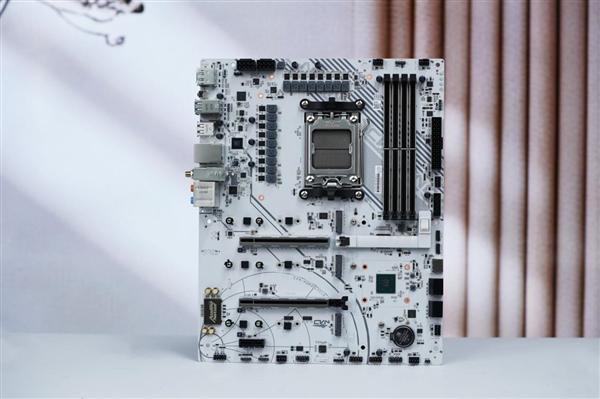 满血释放锐龙性能！七彩虹CVN X870 ARK FROZEN V14方舟图赏