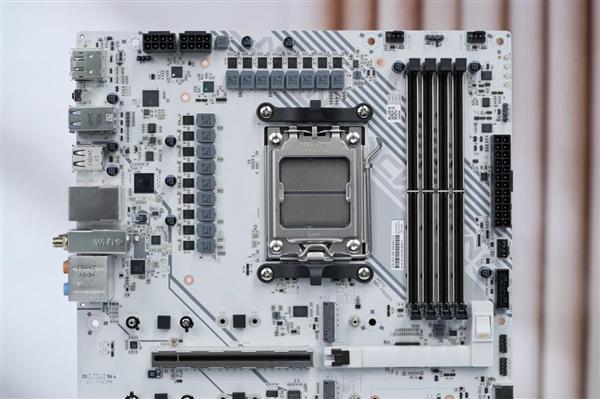 满血释放锐龙性能！七彩虹CVN X870 ARK FROZEN V14方舟图赏