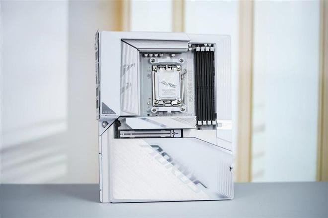 技嘉B650E AORUS STEALTH ICE背插主板评测：美貌与实力并存 锐龙9000最美座驾