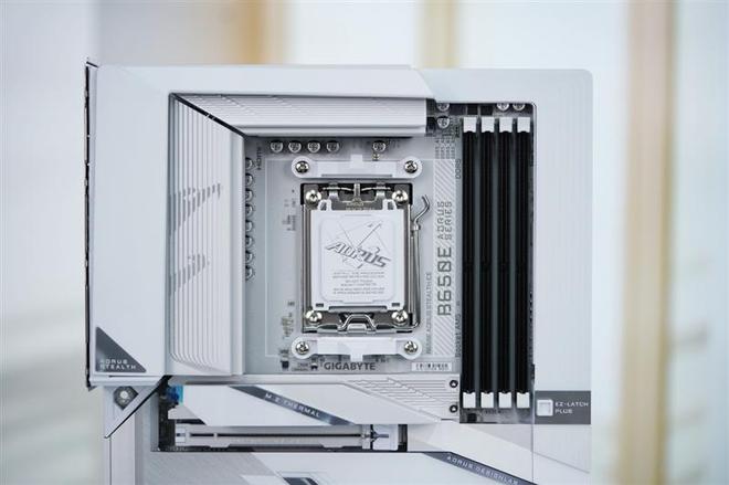 技嘉B650E AORUS STEALTH ICE背插主板评测：美貌与实力并存 锐龙9000最美座驾