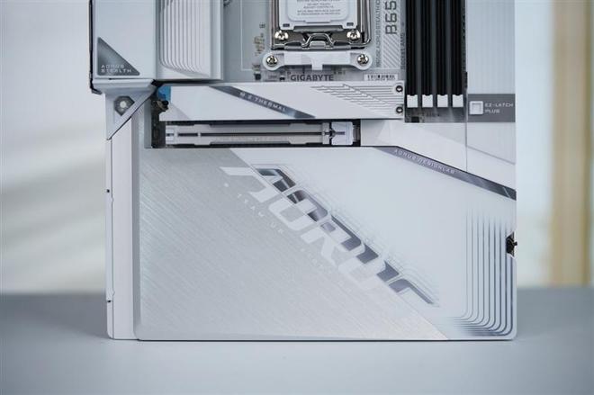 技嘉B650E AORUS STEALTH ICE背插主板评测：美貌与实力并存 锐龙9000最美座驾