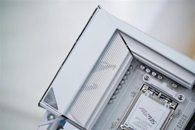 技嘉B650E AORUS STEALTH ICE背插主板评测：美貌与实力并存 锐龙9000最美座驾