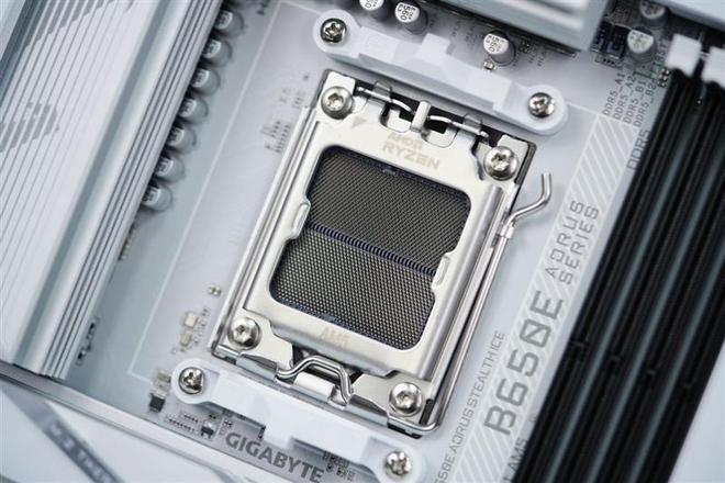 技嘉B650E AORUS STEALTH ICE背插主板评测：美貌与实力并存 锐龙9000最美座驾