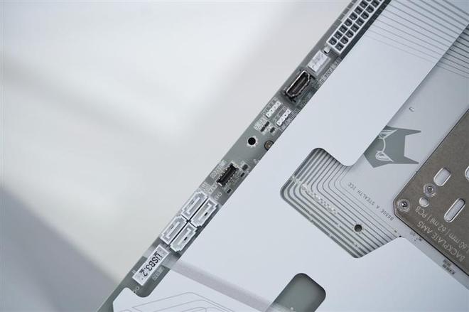 技嘉B650E AORUS STEALTH ICE背插主板评测：美貌与实力并存 锐龙9000最美座驾