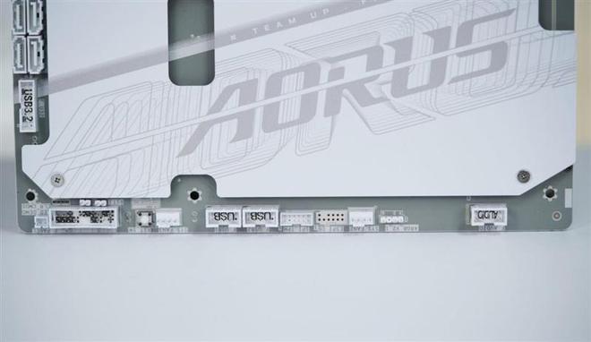 技嘉B650E AORUS STEALTH ICE背插主板评测：美貌与实力并存 锐龙9000最美座驾