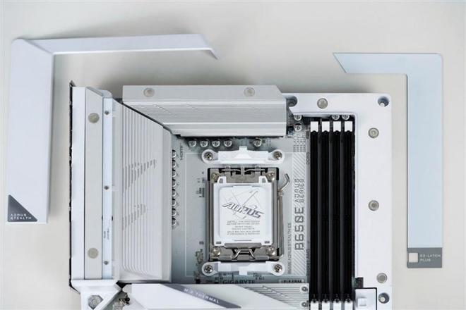 技嘉B650E AORUS STEALTH ICE背插主板评测：美貌与实力并存 锐龙9000最美座驾